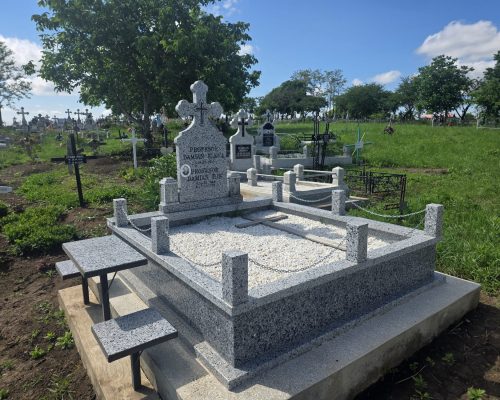 monument-funerar-granit-gri-bordura-pietris-alb-botosani
