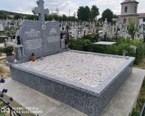 monument-funerar-granit-gri-cruce-simpla-vedere-laterala-botosani